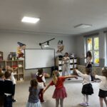 Zabawy z wolontariuszkami z SP2 w grupie “Krasnoludków”
