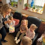 Wizyta “Krasnoludków” w Dziennym Domu Opieki-Senior Centrum w Radzionkowie z okazji Dnia Seniora