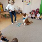 Dogoterapia – zajęcia z pieskiem Mirą